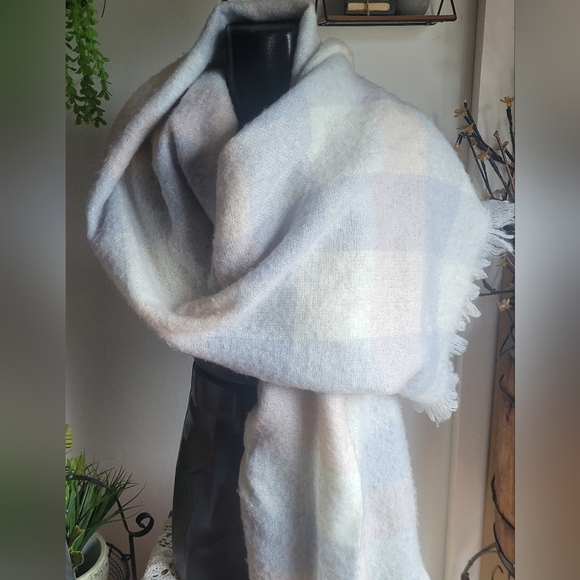 H&M Pastel Colored Blanket Scarf - Picture 3 of 4
